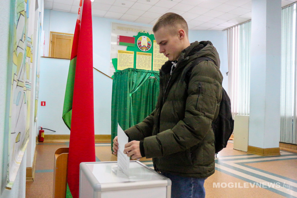 Высокая активность голосующих наблюдается на участке №44 Могилева. Фото