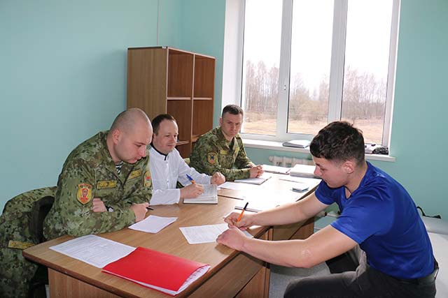В Климовичском военкомате представители воинских частей встретились с призывниками