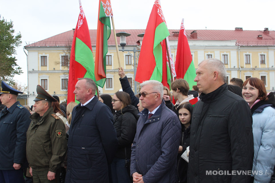 Крупномасштабный флешмоб "Мы вместе" состоялся на площади Славы в Могилеве