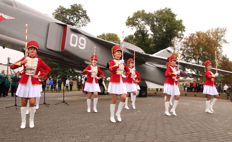Советский бомбардировщик СУ-24М пополнил экспозицию боевой техники в Костюковичах