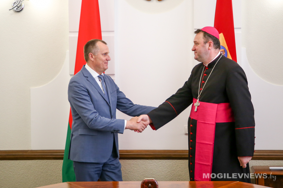Председатель Могилевского облисполкома Анатолий Исаченко встретился с митрополитом католической церкви Беларуси