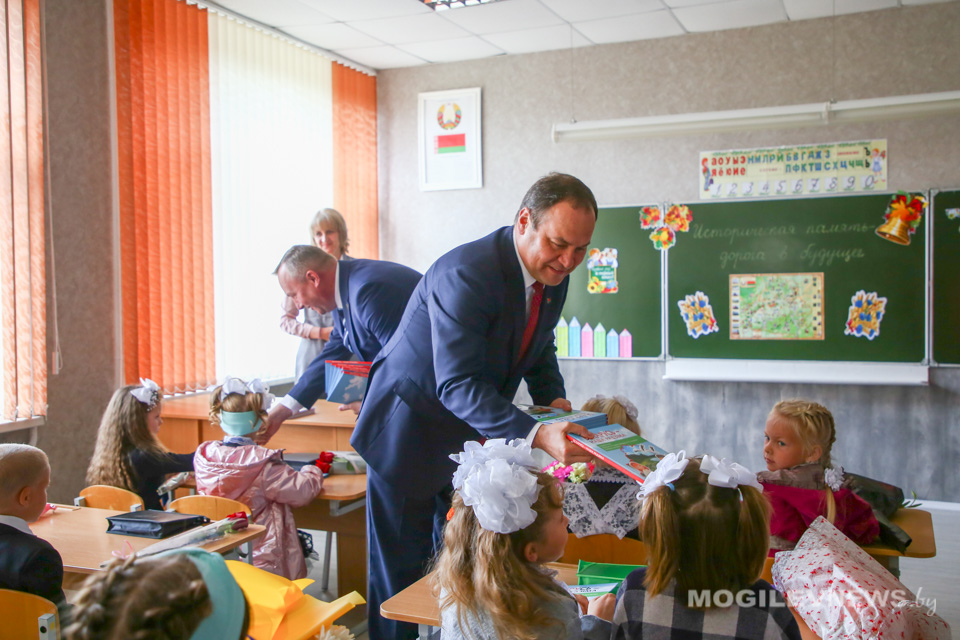 Премьер-министр поздравил учащихся  Вишовской школы с Днем знаний. Фото