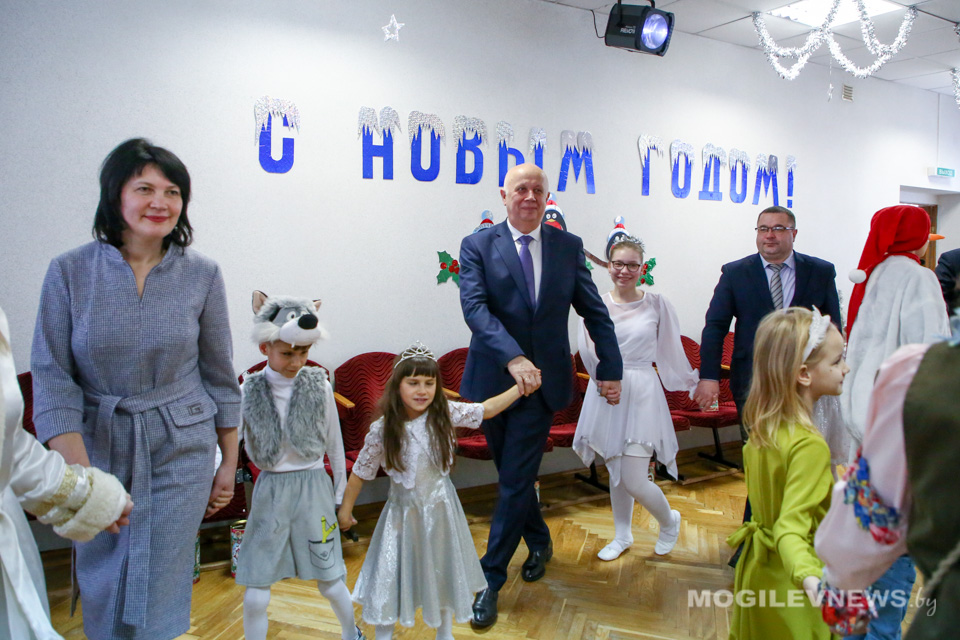 Анатолий Сивак посетил школу-интернат в Шклове. Фото