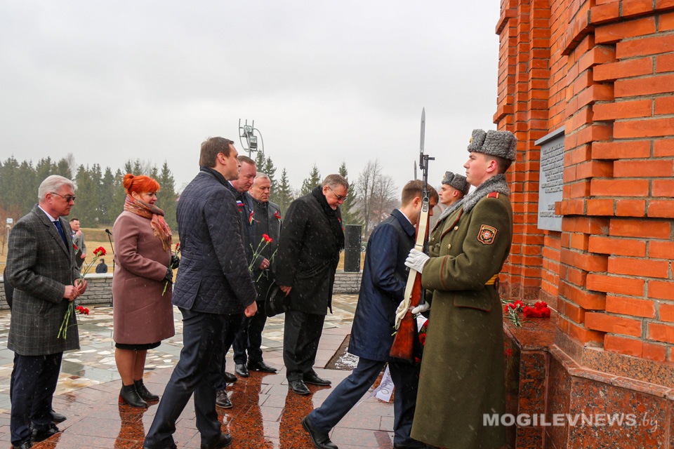 Церемония возложения, посвященная Дню единения Беларуси и России прошла на мемориальном комплексе «Буйничское поле». Фото