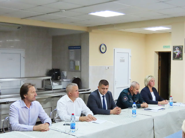 Глава района Дмитрий Хайновский встретился с работниками Климовичского ЛВЗ