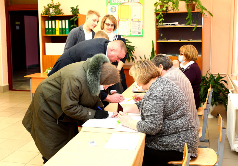 Председатель Климовичского райисполкома проголосовал досрочно