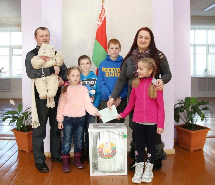 Хотим и дальше жить мирно, спокойно и не бояться за будущее своих детей – многодетная семья  из Чаус