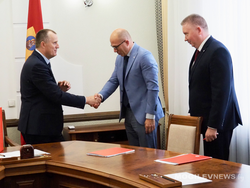 Председатель Могилевского облисполкома Анатолий Исаченко провел встречу с генеральным секретарем Белорусского Красного Креста Дмитрием Шевцовым, в ходе которой обсудили перспективы развития Красного Креста в Могилевской области