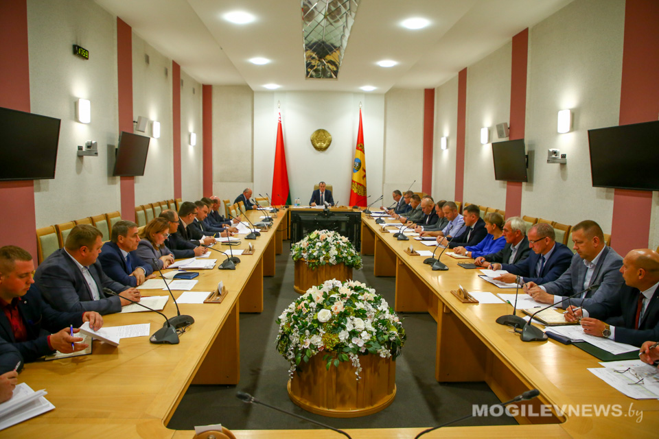 Председатель Могилевского облисполкома Анатолий Исаченко провел рабочее совещание по вопросу проведения осенних полевых работ в присоединенных сельскохозяйственных организациях к промышленным предприятиям Могилевщины