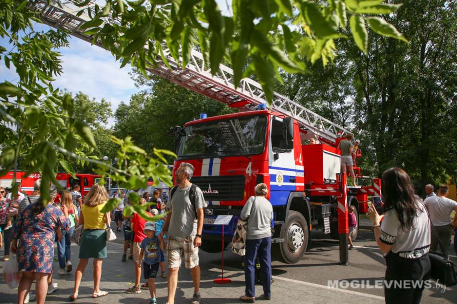 Чествуем смелых и отважных людей". Лукашенко поздравил спасателей с профессиональным праздником