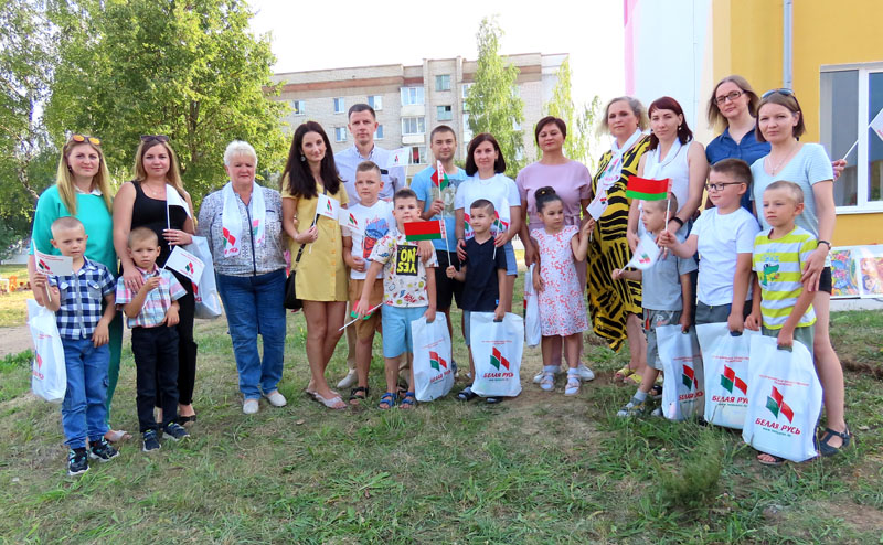 Праздник двора «Мой дом — мой город — моя страна» прошел в Климовичах
