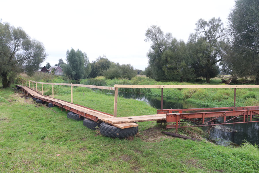 Жители Чаус собственными силами восстановили мост через реку Бася. Фото
