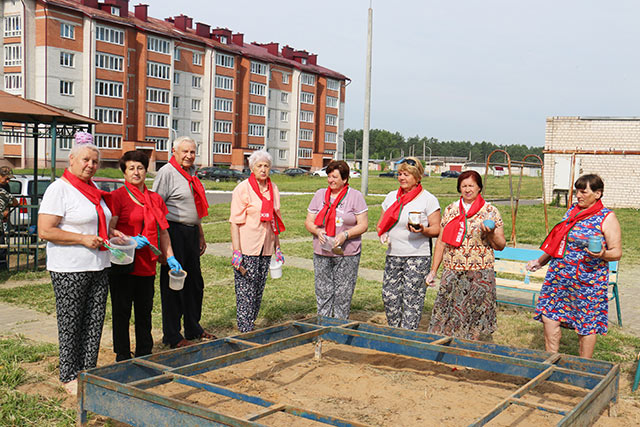Климовчане благоустраивают детские площадки в рамках акции «Сделаем наш город краше»