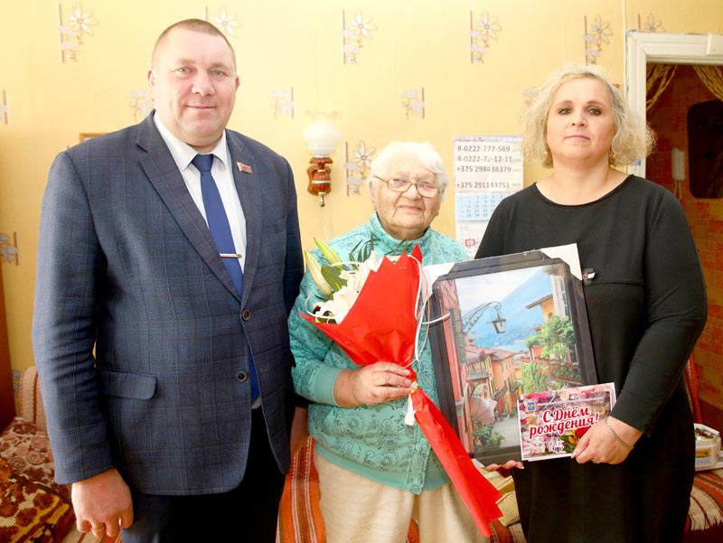 Председатель Климовичского райисполкома Михаил Демидов и председатель районного Совета депутатов Наталья Асмоловская поздравили труженицу тыла  с днем рождения
