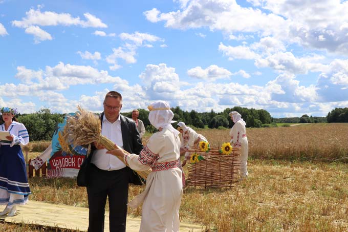 В Мстиславле уборочная кампания стартовала с самобытного обряда «Зажинки»