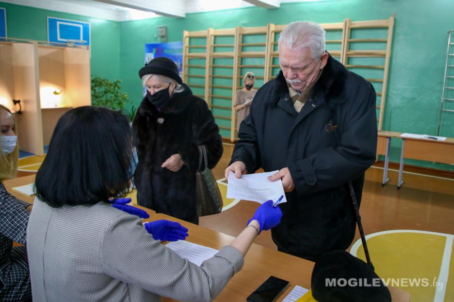 Супруги Ситниковы выразили свою гражданскую позицию и проголосовали досрочно