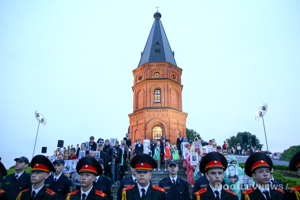 Патриотическая акция «Звон скорби» прошла в 4 утра на Буйничском поле в Могилеве. Фото