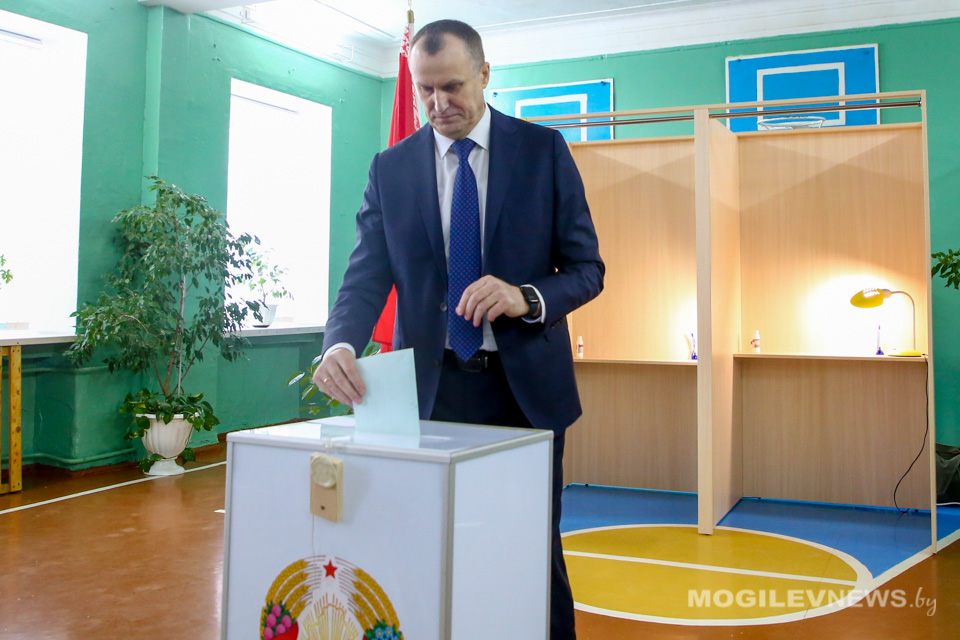 Председатель Могилевского облисполкома принял участие в досрочном голосовании. Фото