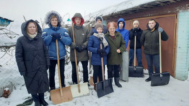 Волонтеры помогают убирать снег