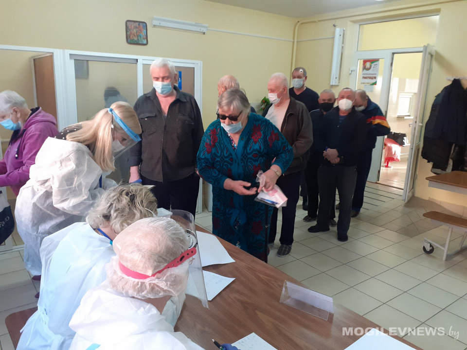 Голосование на референдуме активно проходит в Могилевской областной клинической больнице. Фото