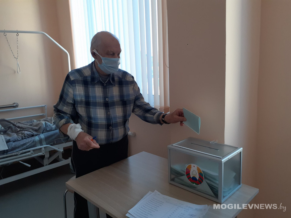 Пациенты Могилевской областной клинической больницы, которые не могут прийти на избирательный участок, голосуют в палатах. Фото