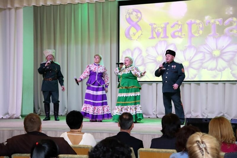 Праздничный марафон с поздравлениями для женщин устроили коллективы Центра досуга и творчества Бобруйска