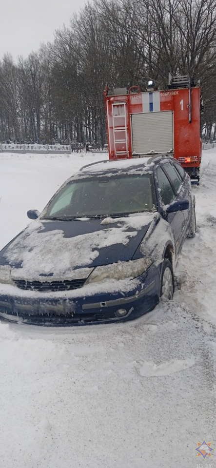 В Бобруйском районе автомобиль с инвалидом застрял в снегу: на помощь пришли спасатели