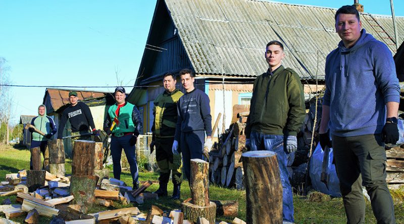 Молодежь Могилевской области приняла эстафету по колке дров