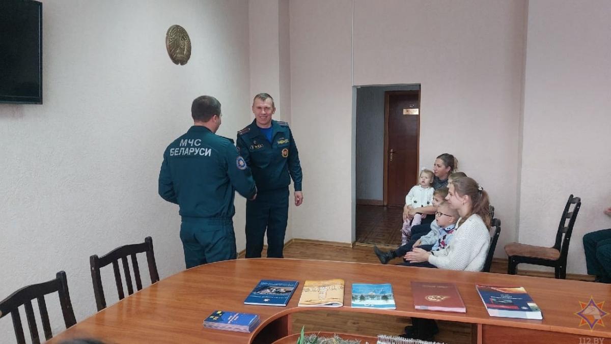 В преддверии Дня отца могилевские спасатели поздравили многодетную семью Сидорович