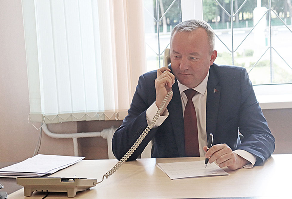 Леонид Мартынюк провел "прямую телефонную линию" с жителями Чаусского района