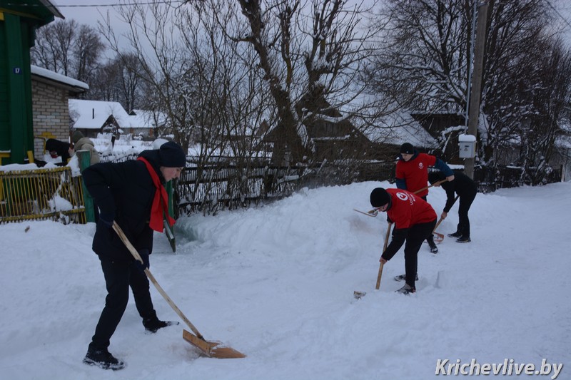 Волонтеры Красного Креста Могилевской области помогают в уборке снега