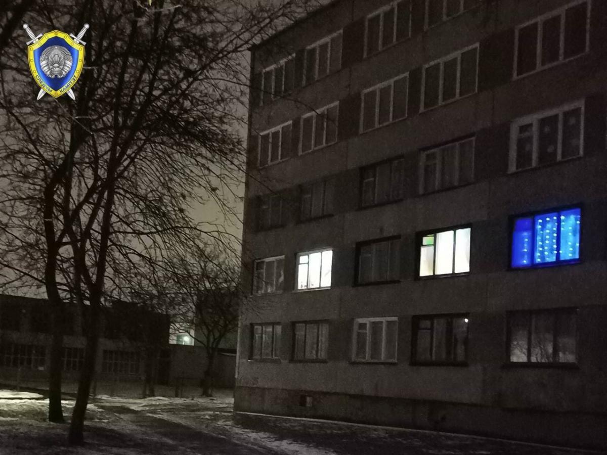 17-летняя девушка хотела по самодельной веревке спуститься через окно общежития – конструкция оборвалась