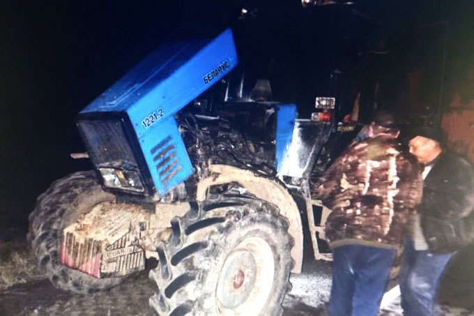 В Мстиславском районе на автодороге горел трактор