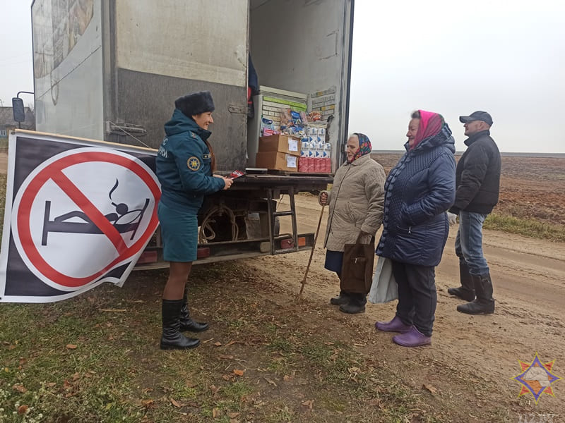О правилах пожарной безопасности напомнили сельским жителям шкловские спасатели