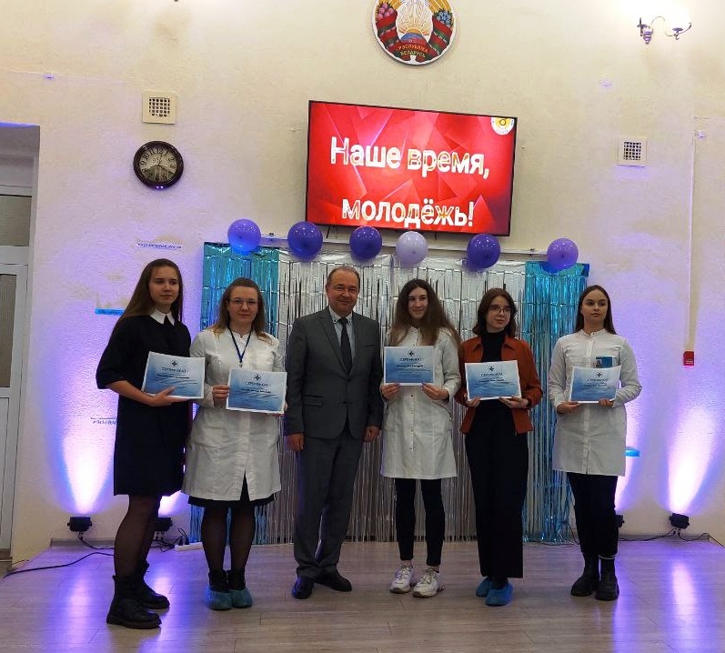 Профсоюз работников здравоохранения вручил стипендии будущим медикам в Могилеве