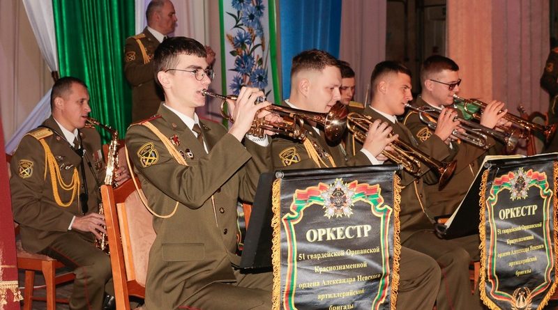 Выступление военного оркестра с аншлагом прошло в Кировске