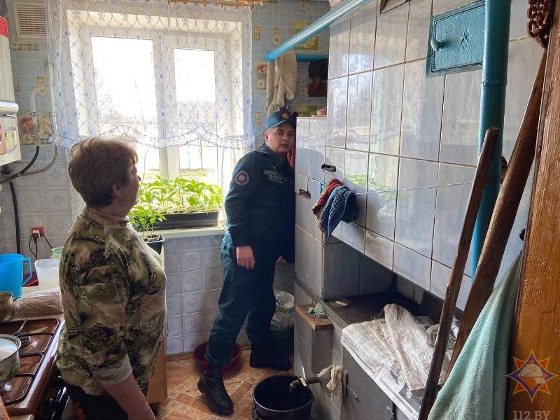 Профилактическую работу в жилом фонде проводят спасатели в Горках