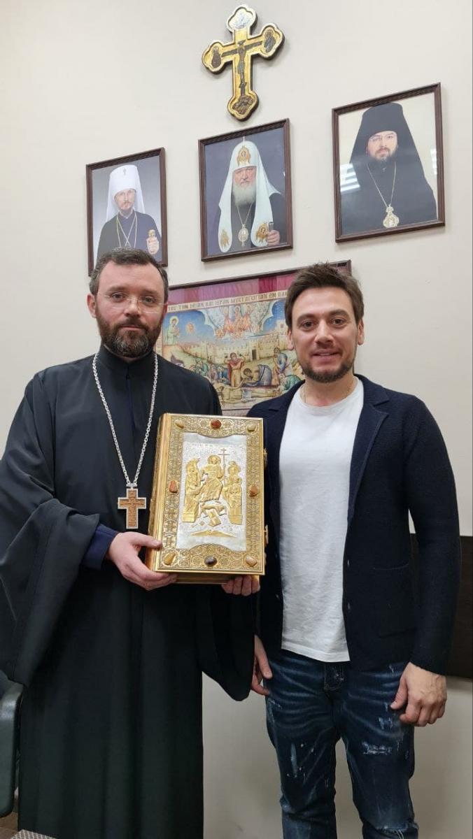 Руслан Алехно подарил Бобруйскому кафедральному собору Евангелие, изданное в 1779 году. Фото