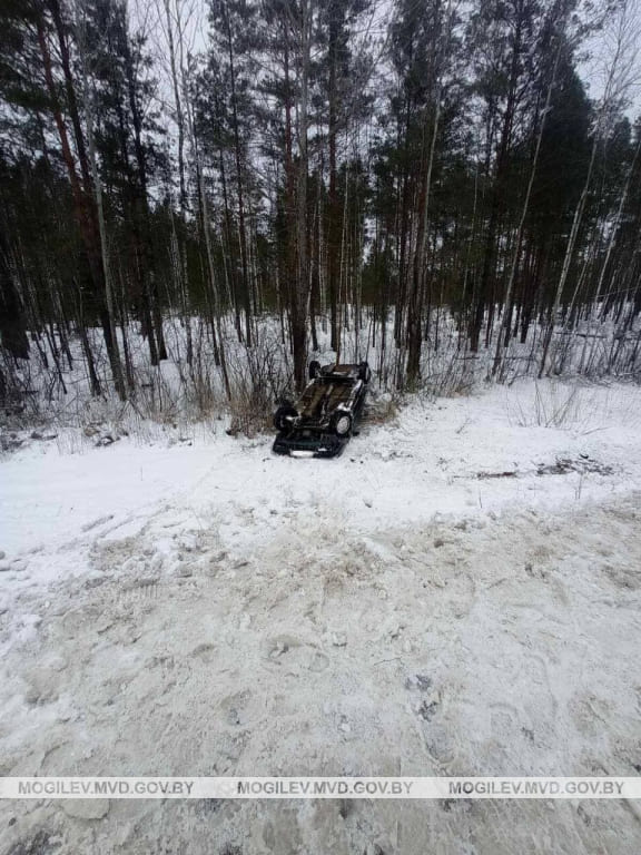 В Кличевском районе автомобиль съехал в кювет и опрокинулся - пассажирка с травмами госпитализирована