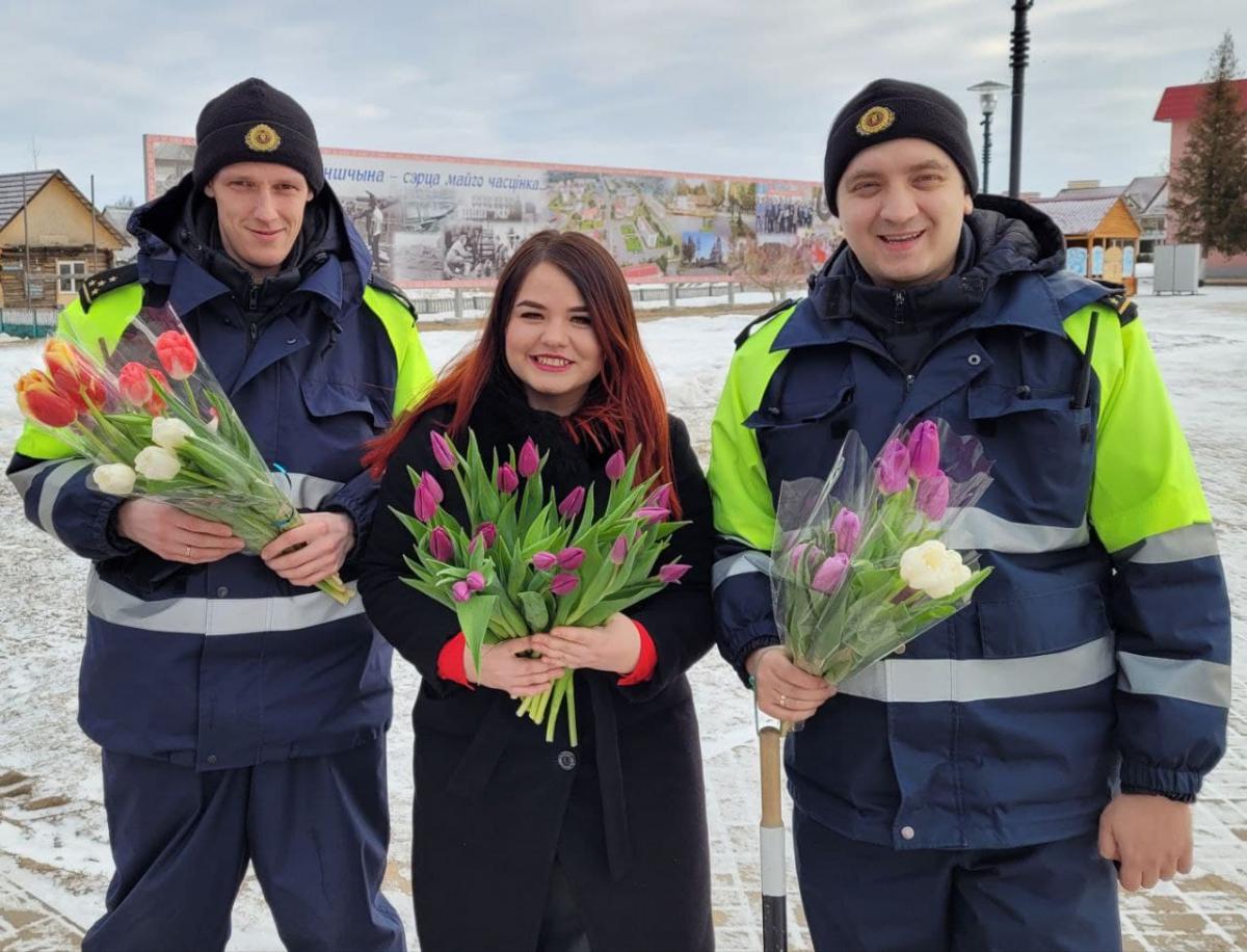 «Цветочный патруль» поздравил женщин-водителей с праздником в Круглом