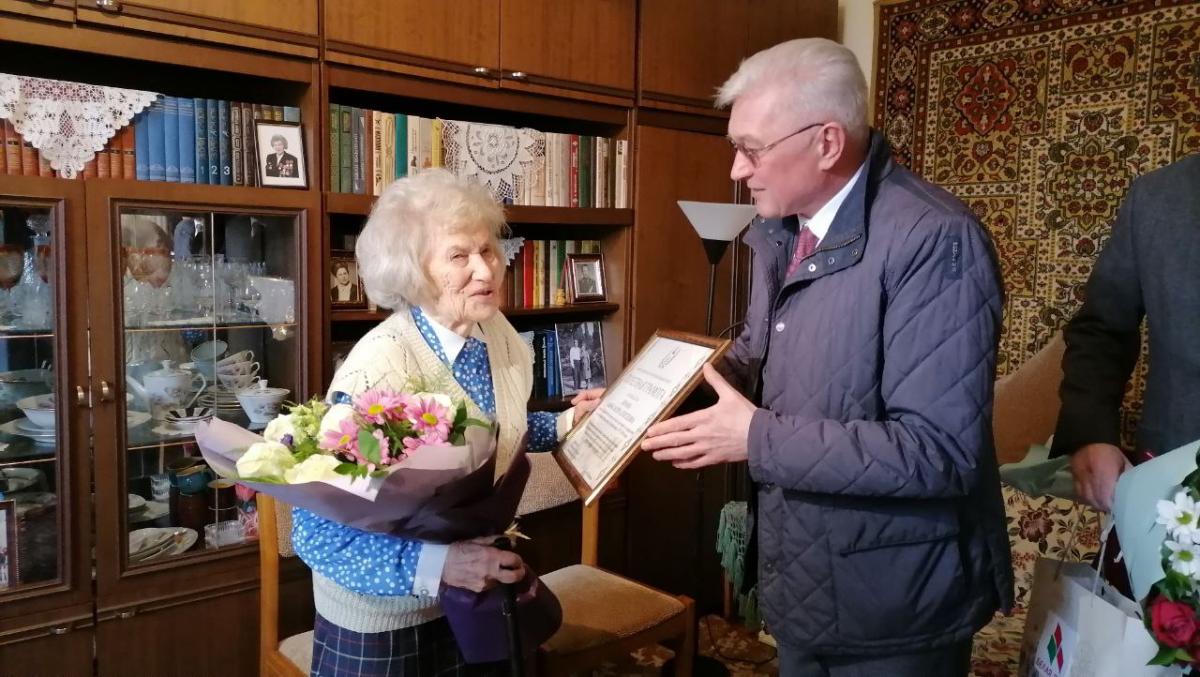 Поздравления с наступающим 100-летним юбилеем приняла ветеран-тыловик Александра Конова