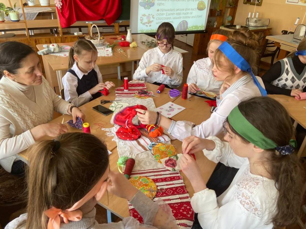 Творческую мастерскую «Пасхальные традиции разных стран» организовали в гимназии № 2 г. Бобруйска