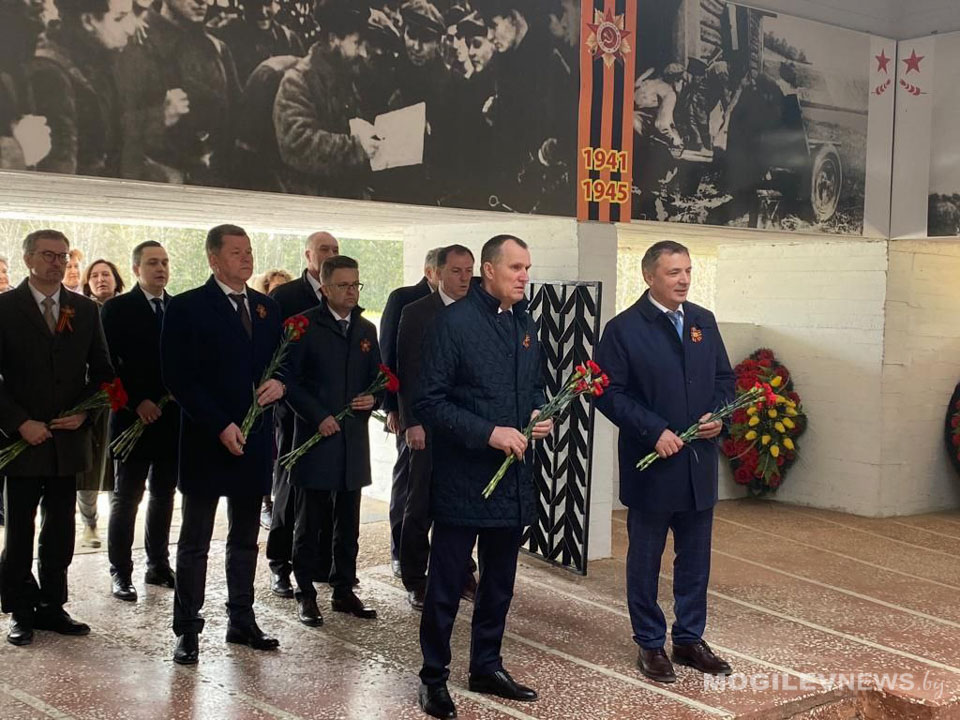 Второй день визита Могилевской делегации в Ленинградскую область: Анатолий Исаченко возложил цветы к мемориалу "Партизанская слава" в Лужском районе