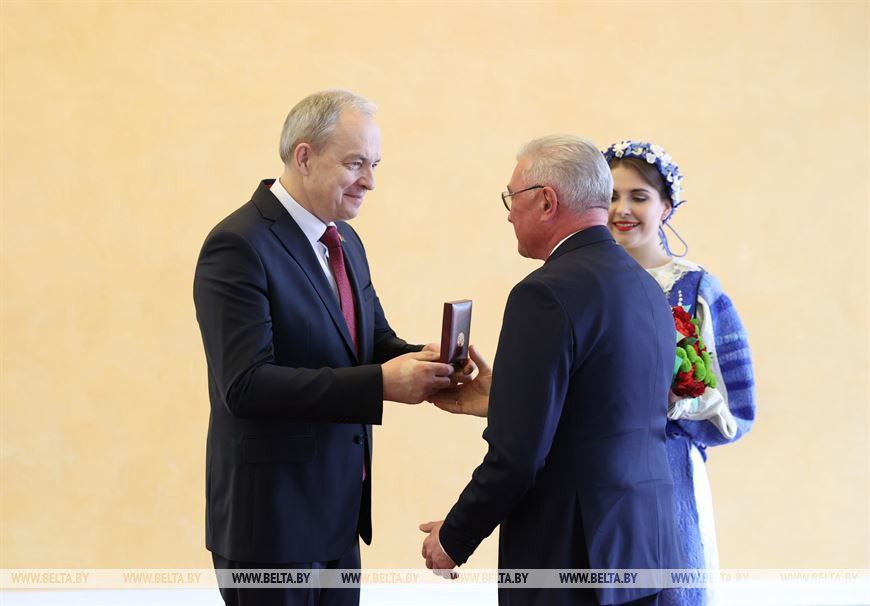 Игорь Сергеенко вручил госнаграды представителям различных сфер за развитие белорусской государственности