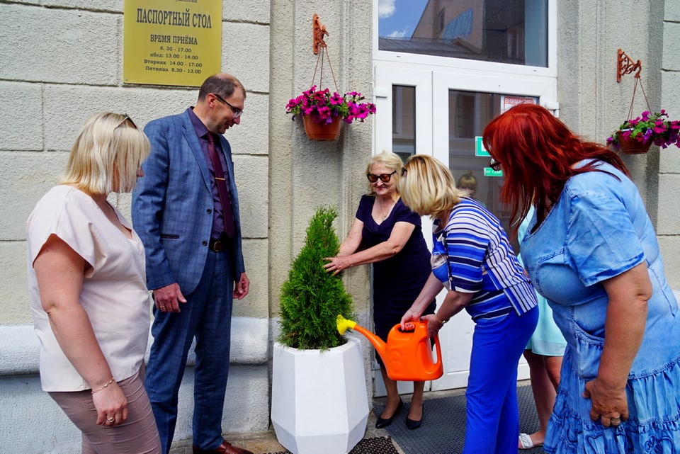 На могилевском Арбате – улице Ленинской появились зеленые композиции от общества «Знание»