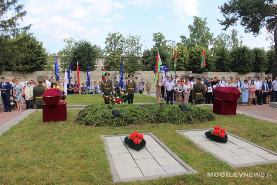 В Могилеве торжественно перезахоронили останки неизвестных воинов, павших во время Великой Отечественной войны