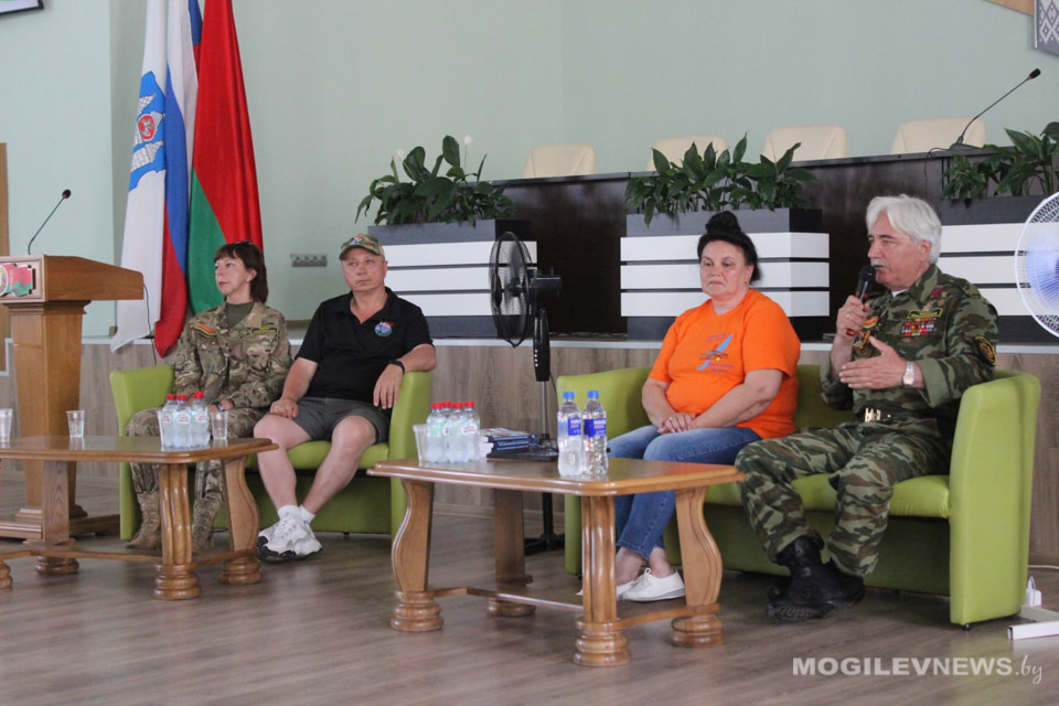 Делегация поисковиков из России встретилась с участниками  историко-патриотического поискового клуба «ВИККРУ»