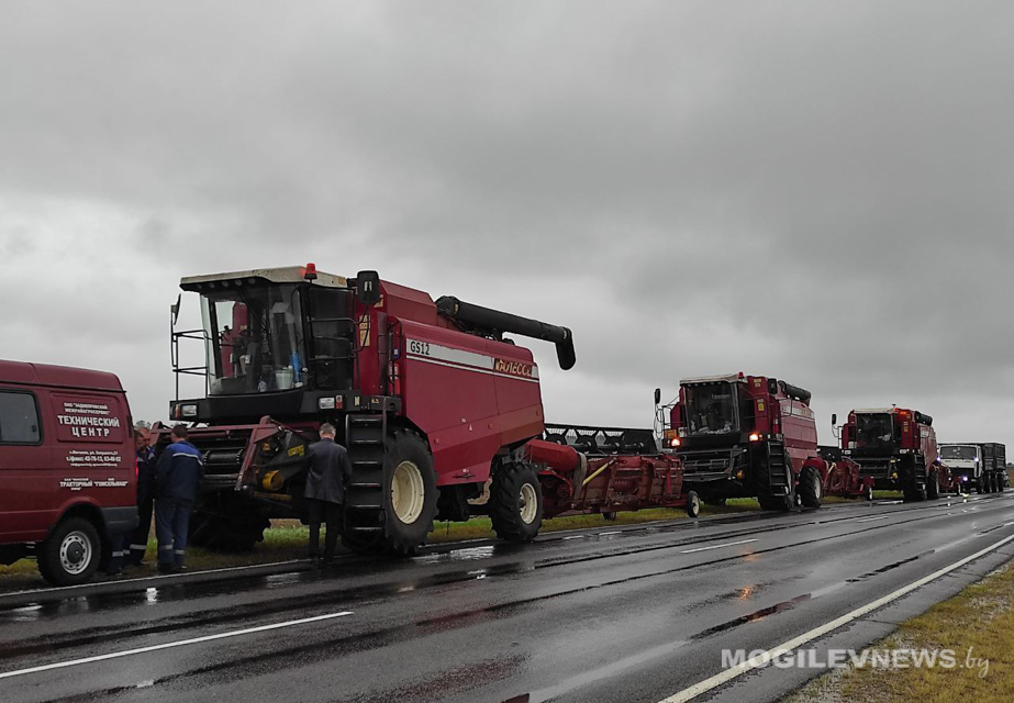 6 комбайнов были переброшены в Быховский район для ускорения уборки урожая. Видео