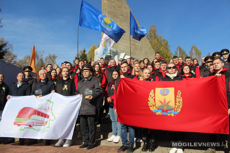Участники проекта «Автопоезд#Беларусь. Молодежь. Традиции» возложили цветы к мемориалу в деревне Гаи