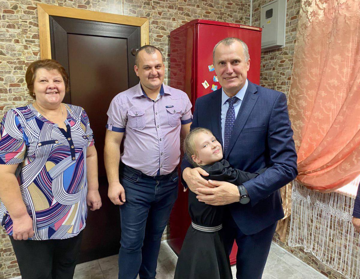 Анатолий Исаченко в День отца побывал в гостях у многодетной семьи